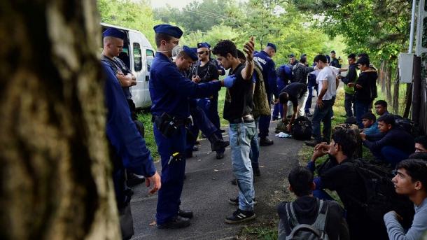 Des migrants frappés durement à la frontière hongroise