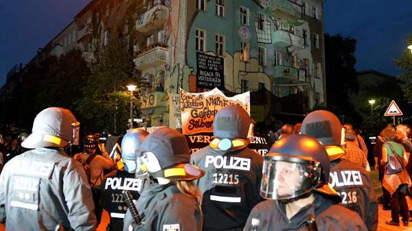 Berlin : 123 policiers blessés, mais l`expulsion des squatters jugée illégale par les autorités