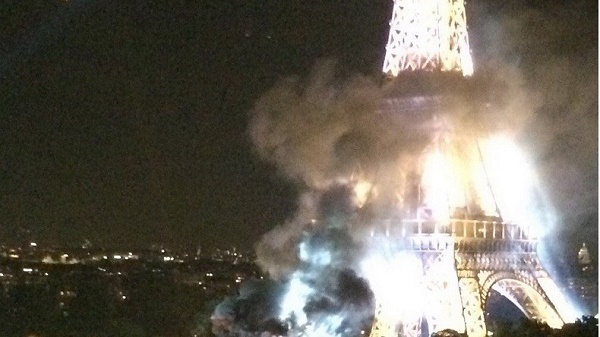 14 juillet: un camion prend feu à cause des feux d`artifices sous la tour Eiffel