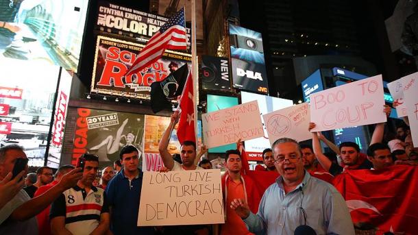 Manifestation à New York contre la tentative de coup d`Etat en Turquie