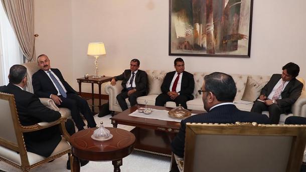 El ministro turco de Exteriores Çavuşoğlu ha recibido a los líderes opositores sirios
