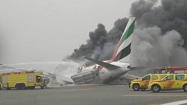 Un avion s`enflamme après son atterrissage à l`aéroport de Dubaï, sans faire de victime