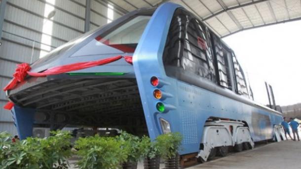 La Chine conçoit un bus futuriste qui passera au-dessus des voitures