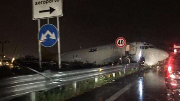Italie : lors de son atterrissage, un avion quitte la piste et termine sur l`autoroute