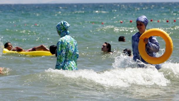 France : interdiction d`une sortie piscine en burkini