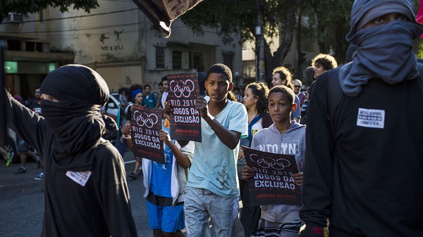Brésil : manifestation contre la corruption à Rio en marge des JO - VIDEO