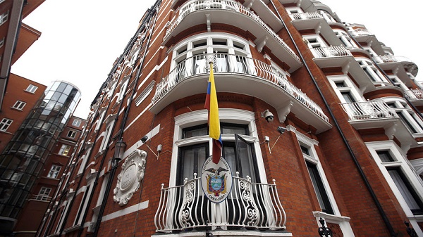 WikiLeaks : un homme escalade l`ambassade de l`Equateur, les réseaux s`inquiètent pour Assange