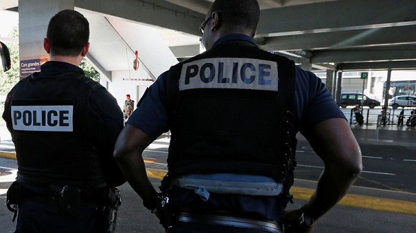 Toulouse: une policière poignardée dans un commissariat