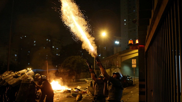 Brésil : la police réprime au gaz lacrymogène les massifs défilés en soutien à Dilma Roussef - VIDEO