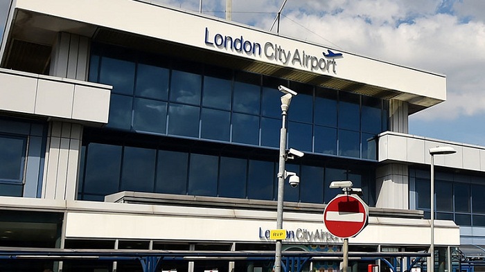 Des manifestants perturbent les vols à l`aéroport de London City
