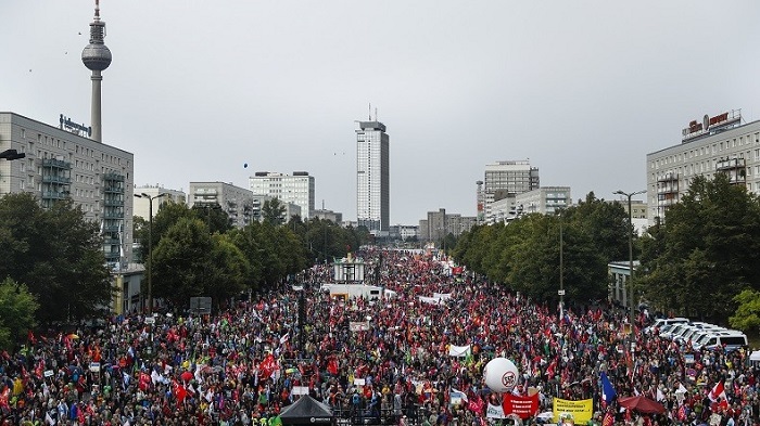 Des dizaines de milliers de manifestants à Berlin contre le traité transatlantique - VIDEO
