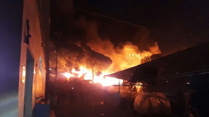 Grèce : incendie dans un camp de migrants, des milliers de personnes fuient les lieux 