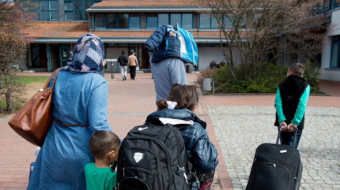Allemagne : un maire souhaitant accueillir des migrants passé à tabac