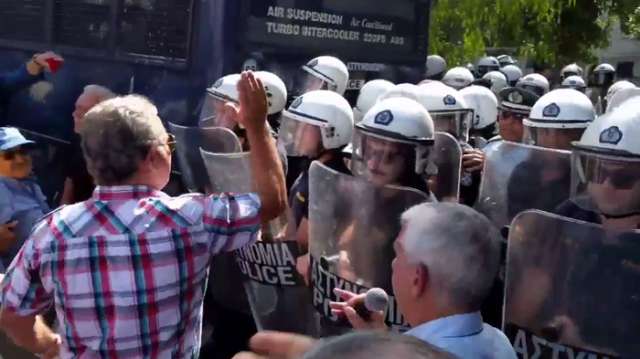 Grèce : la police utilise du gaz lacrymogène sur des manifestants retraités 