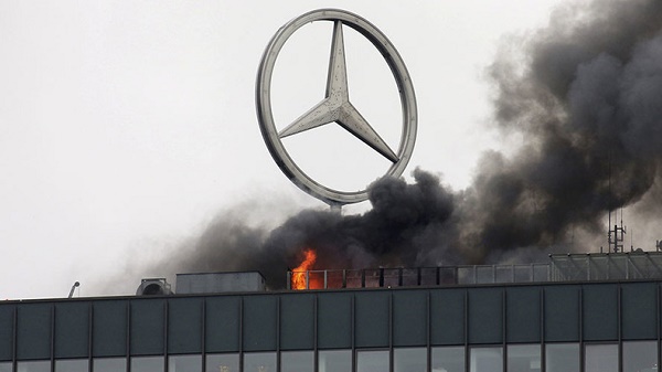 Un incendie est en cours sur le toit d`un immeuble iconique de Berlin