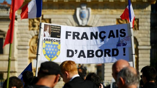 France: des affiches anti-migrants placardées par un maire d`extrême droite