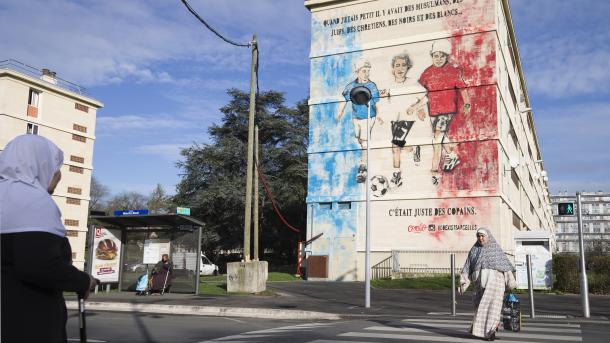 France: des jeunes de banlieue se défient sur Facebook pour aider les migrants