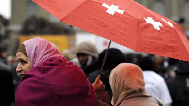 Renvoyée pour port du voile: un tribunal suisse condamne l`employeur