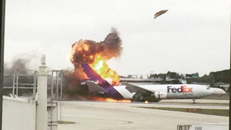 EE.UU.: Un avión de carga de FedEx explota en Florida tras el aterrizaje