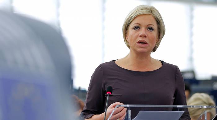 Pays-Bas: la ministre de la Défense démissionne