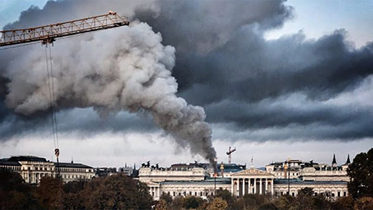 Austria: Una gruesa columna de humo emerge del edificio del Parlamento