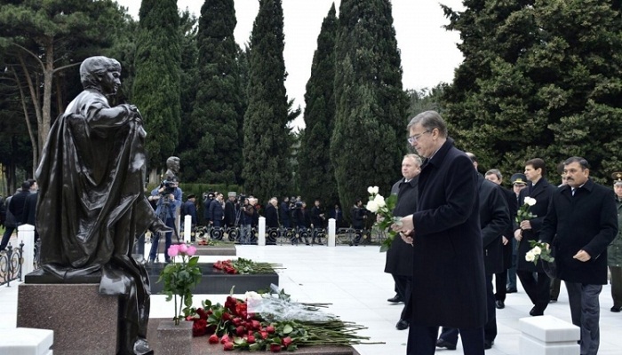 Ambassadors of CIS countries visit Alley of Honor in Baku