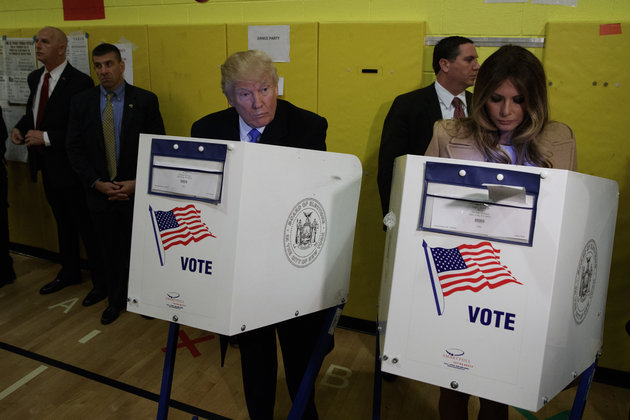Donald Trump obtient hué à son propre bureau de vote pendant l`élection américaine à New York - VIDÉO