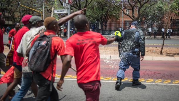Afrique du Sud: deux Blancs tentent d`enfermer vivant un Noir dans un cercueil