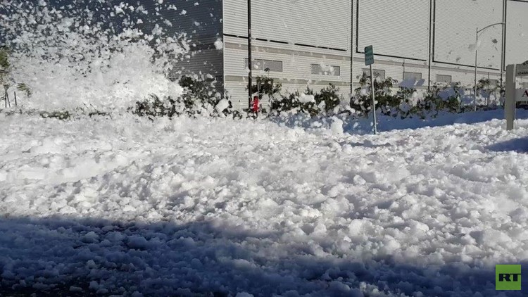 EE.UU.: Una extraña espuma inunda una calle de California
