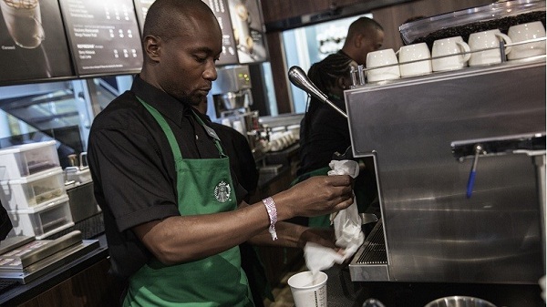 Starbucks accusé de discriminer les blancs après des incidents avec des partisans de Donald Trump