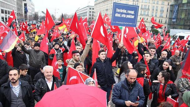 Les Turcs s’unissent en Belgique et en Allemagne pour maudire le terrorisme