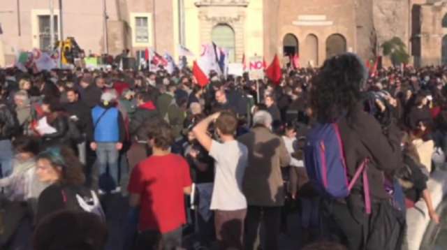 Des centaines d’Italiens manifestent contre le référendum constitutionnel à Rome - VIDEO