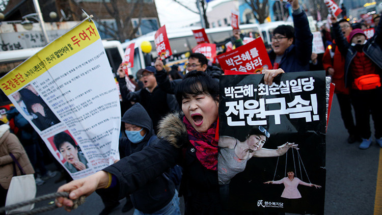 La presidenta de Corea del Sur acepta renunciar al cargo forzada por oposición y protestas