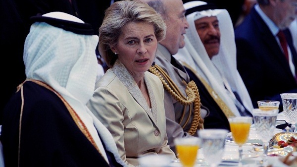 En Arabie saoudite, la ministre de la Défense allemande s`affiche fièrement, tête nue