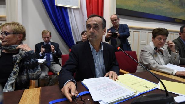 France: un maire proche de l`extrême droite sera jugé pour provocation à la haine