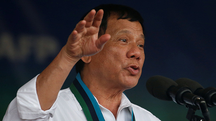 El presidente de Filipinas admite que “tiró a criminales desde un helicóptero“