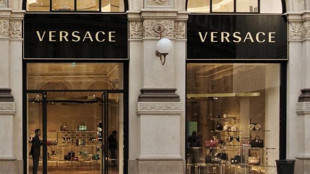 La marque Versace, accusée de racisme aussi bien vis-à-vis de ses clients que de son personnel