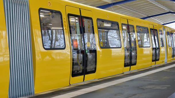 7 jeunes réfugiés mettent le feu à un sans-abri dans le métro