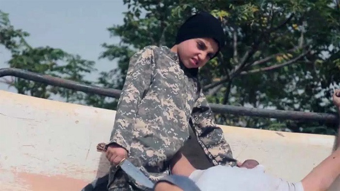 FUERTES IMÁGENES: El Estado Islámico difunde videos con niños de corta edad matando a prisioneros