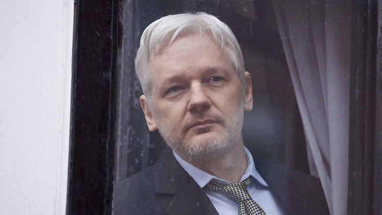 “¡No soy idiota!“: Assange se enoja al preguntársele por su promesa de aceptar extradición a EE.UU.