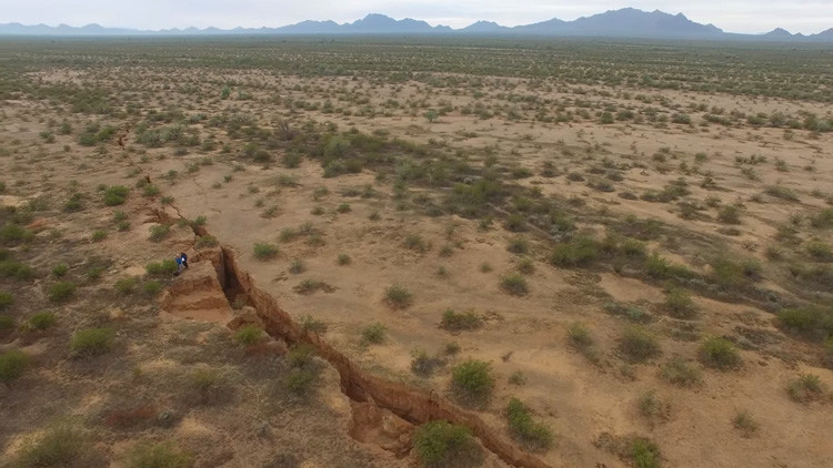Filman la inmensa grieta que se extiende por el territorio del estado de Arizona 