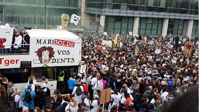 Plusieurs milliers de dentistes manifestent à Paris