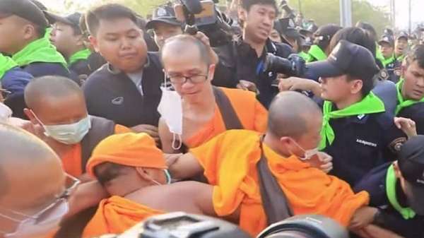 Thaïlande : moines et policiers en viennent aux mains devant un monastère - VIDEO