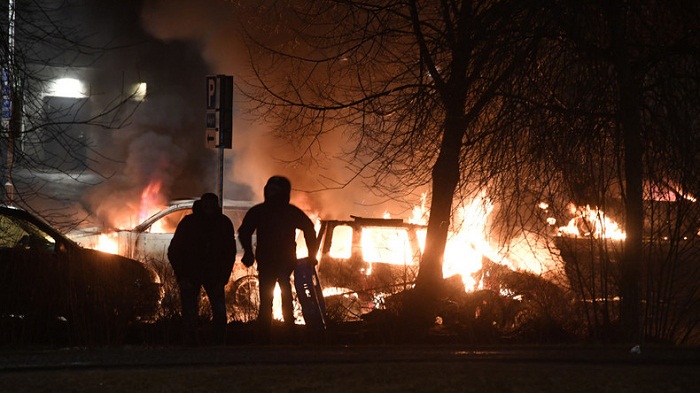 Nuit agitée dans la banlieue de Stockholm: plusieurs voitures incendiées