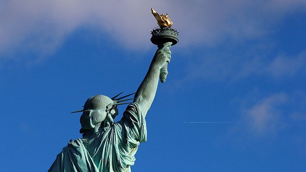 Une banderole «Bienvenue aux réfugiés» enlevée de la Statue de la Liberté