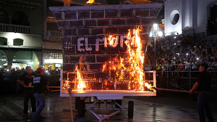 México: Queman el `muro` fronterizo de Trump en el Carnaval de Veracruz 