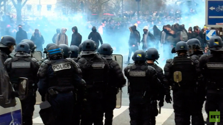 Lanzan gases lacrimógenos en una protesta en París contra los abusos policiales 