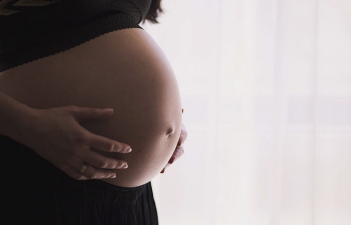 Mujer china da a luz a dos gemelas seis días después del nacimiento de su primer hijo