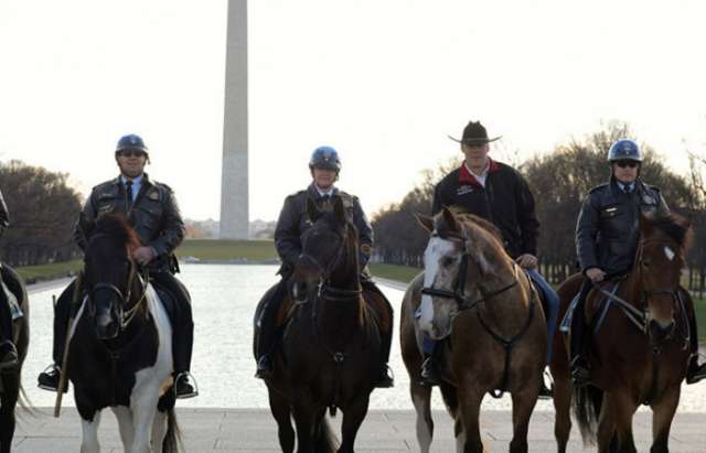 El nuevo secretario de Interior de EE.UU. llega a su oficina a caballo, al estilo cowboy