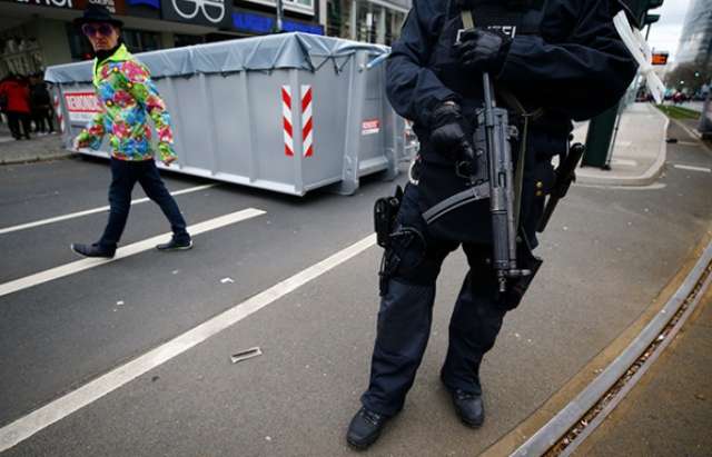 Alemania: Un hombre armado con un machete ataca a los transeúntes en Dusseldorf